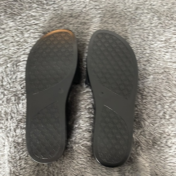 New in box Donald Pliner Fiji Slide sandals - Picture 4 of 6